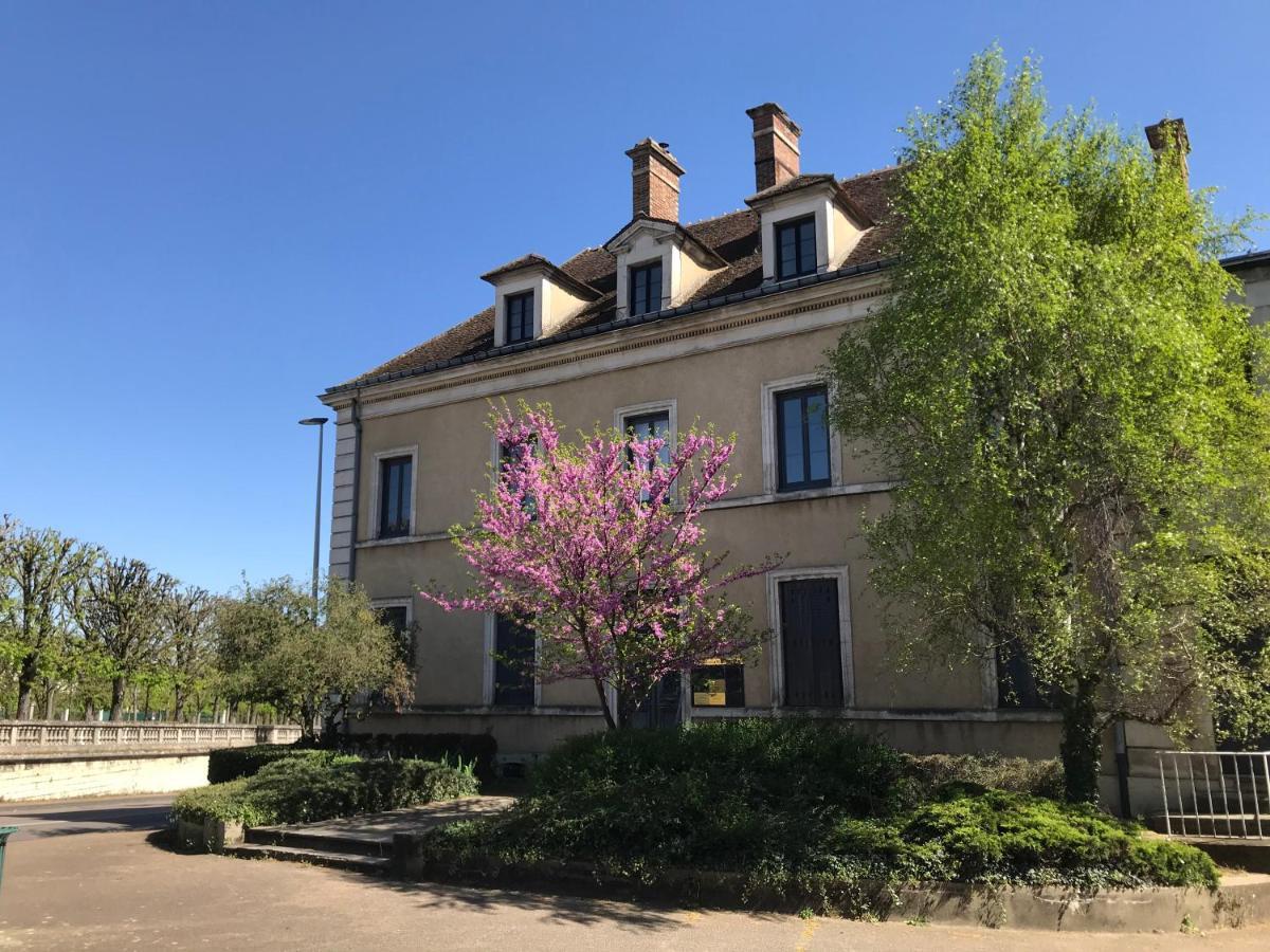 Charme Plein Coeur Auxerre - Parking Prive Apartment Exterior photo